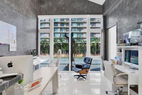 Commercial property in Miami, Florida № 1766544 - photo 10