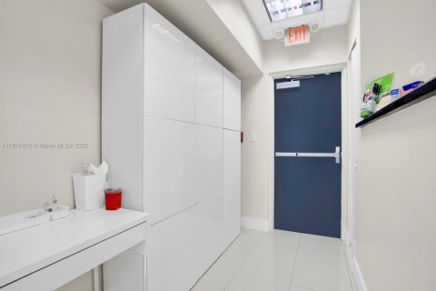 Commercial property in Miami, Florida № 1766544 - photo 15
