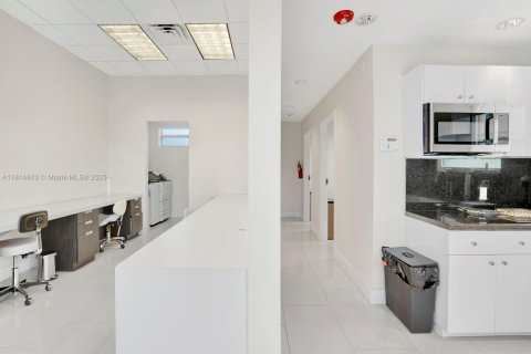 Commercial property in Miami, Florida № 1766544 - photo 26