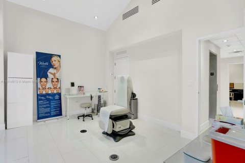 Commercial property in Miami, Florida № 1766544 - photo 12