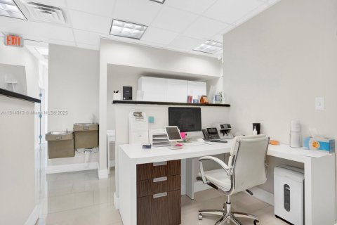 Commercial property in Miami, Florida № 1766544 - photo 17