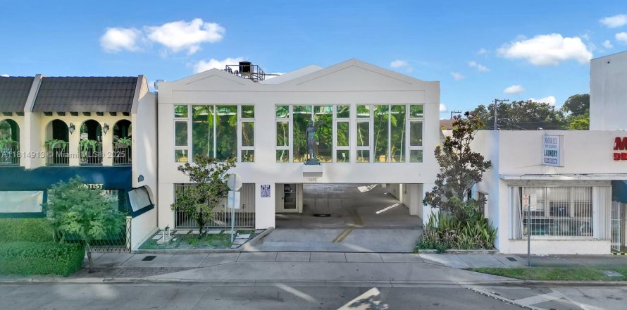 Commercial property in Miami, Florida № 1766544