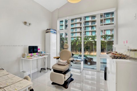 Commercial property in Miami, Florida № 1766544 - photo 18