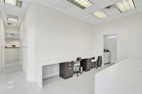 Commercial property in Miami, Florida № 1766544 - photo 24