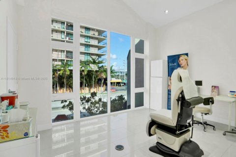 Commercial property in Miami, Florida № 1766544 - photo 13