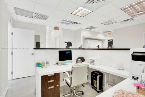 Commercial property in Miami, Florida № 1766544 - photo 9