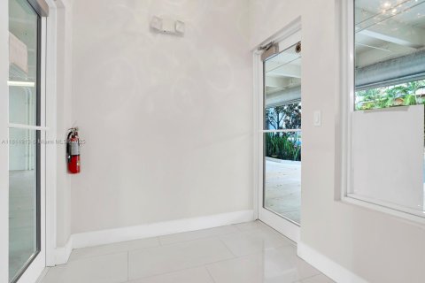 Commercial property in Miami, Florida № 1766544 - photo 5