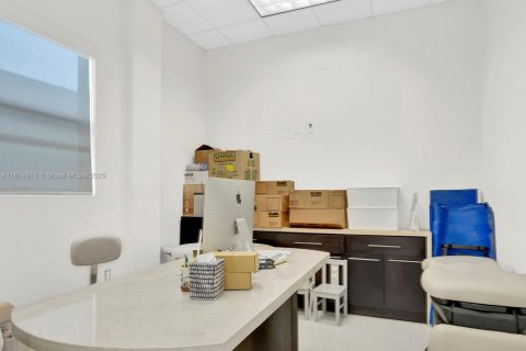 Commercial property in Miami, Florida № 1766544 - photo 14