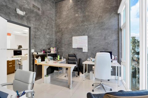 Commercial property in Miami, Florida № 1766544 - photo 11