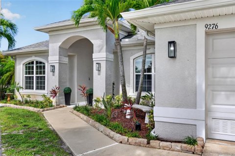 House in Port Charlotte, Florida 4 bedrooms, 213.58 sq.m. № 2132373 - photo 5