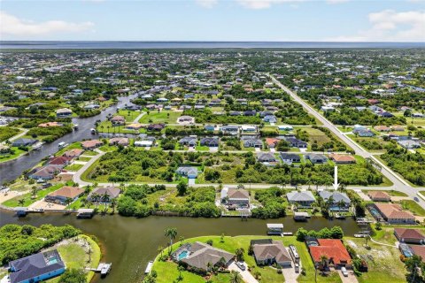 House in Port Charlotte, Florida 4 bedrooms, 213.58 sq.m. № 2132373 - photo 4