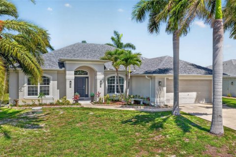 House in Port Charlotte, Florida 4 bedrooms, 213.58 sq.m. № 2132373