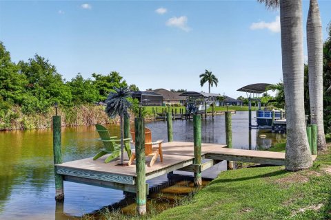 House in Port Charlotte, Florida 4 bedrooms, 213.58 sq.m. № 2132373 - photo 2