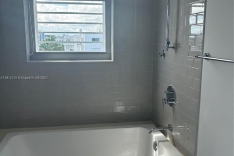 Copropriété à vendre à Bay Harbor Islands, Floride: 2 chambres, 111.02 m2 № 1966815 - photo 16