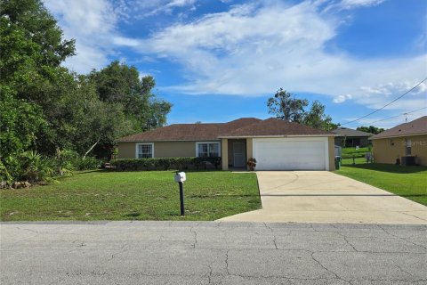 House in Deltona, Florida 3 bedrooms, 162.39 sq.m. № 1883922 - photo 2