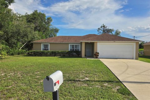 House in Deltona, Florida 3 bedrooms, 162.39 sq.m. № 1883922 - photo 1