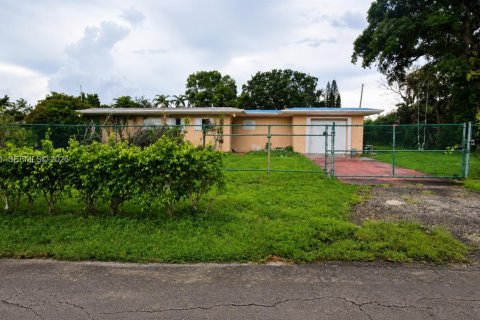House in Miami, Florida 4 bedrooms, 179.3 sq.m. № 2168382 - photo 2