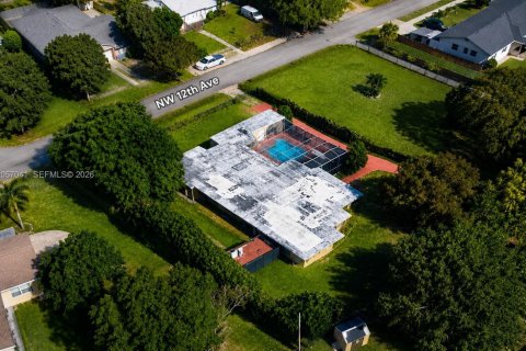 House in Miami, Florida 4 bedrooms, 179.3 sq.m. № 2168382 - photo 11
