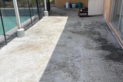 House in Miami, Florida 4 bedrooms, 179.3 sq.m. № 2168382 - photo 30