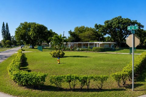 House in Miami, Florida 4 bedrooms, 179.3 sq.m. № 2168382 - photo 5