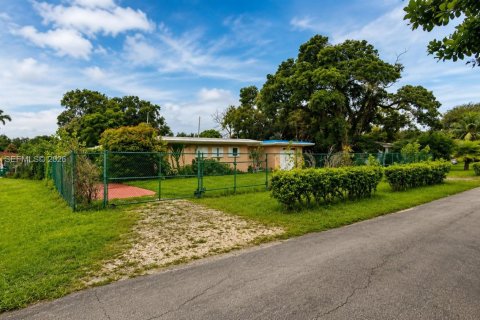 House in Miami, Florida 4 bedrooms, 179.3 sq.m. № 2168382 - photo 14