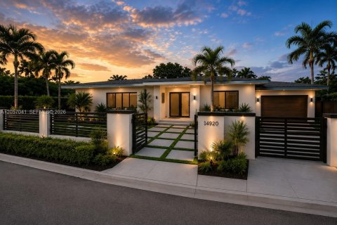 House in Miami, Florida 4 bedrooms, 179.3 sq.m. № 2168382
