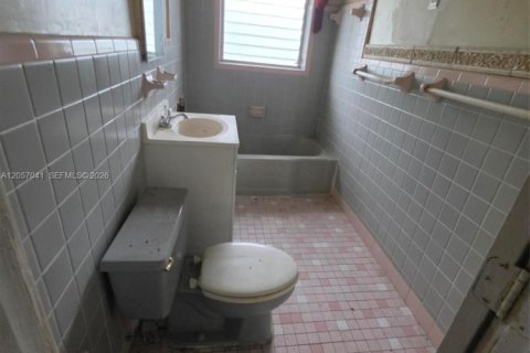 House in Miami, Florida 4 bedrooms, 179.3 sq.m. № 2168382 - photo 21