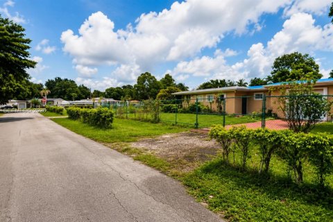 House in Miami, Florida 4 bedrooms, 179.3 sq.m. № 2168382 - photo 16