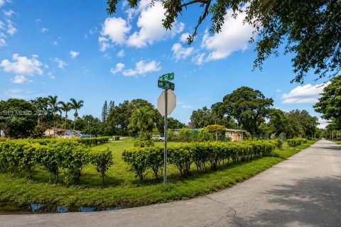 House in Miami, Florida 4 bedrooms, 179.3 sq.m. № 2168382 - photo 7