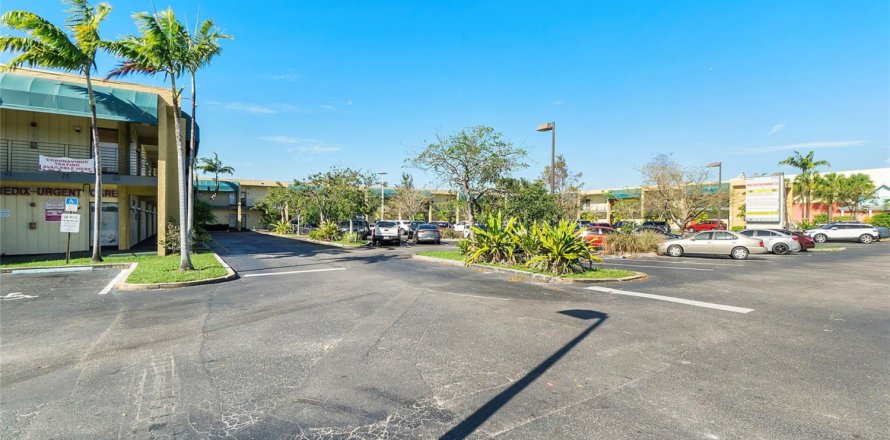 Commercial property in Lauderdale Lakes, Florida № 1011828
