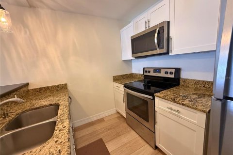 Townhouse in Tampa, Florida 2 bedrooms, 110.55 sq.m. № 2092202 - photo 17