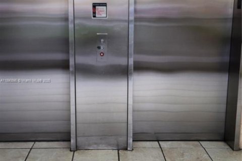 Condo in Hialeah, Florida, 1 bedroom  № 1944365 - photo 9