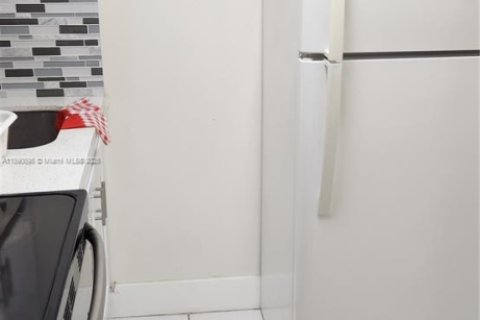 Condo in Hialeah, Florida, 1 bedroom  № 1944365 - photo 13