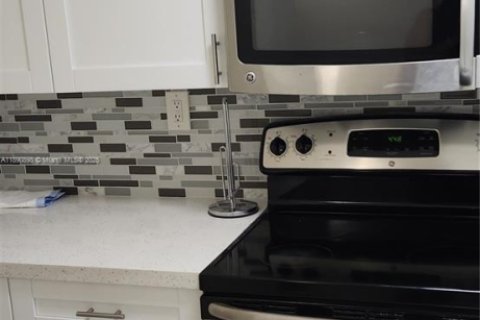 Condo in Hialeah, Florida, 1 bedroom  № 1944365 - photo 12