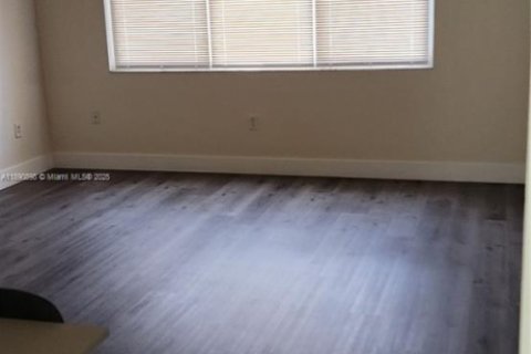Condo in Hialeah, Florida, 1 bedroom  № 1944365 - photo 17