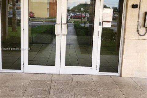 Condo in Hialeah, Florida, 1 bedroom  № 1944365 - photo 2