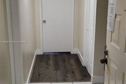 Condo in Hialeah, Florida, 1 bedroom  № 1944365 - photo 11
