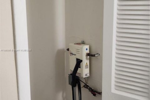 Condo in Hialeah, Florida, 1 bedroom  № 1944365 - photo 22