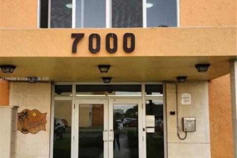 Condo in Hialeah, Florida, 1 bedroom  № 1944365 - photo 1