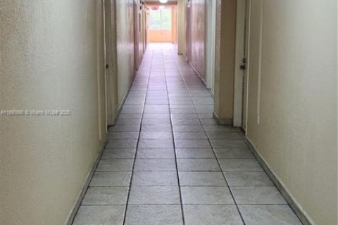 Condo in Hialeah, Florida, 1 bedroom  № 1944365 - photo 10