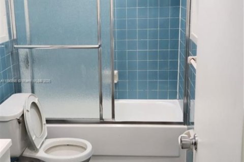 Condo in Hialeah, Florida, 1 bedroom  № 1944365 - photo 16