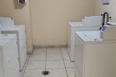 Condo in Hialeah, Florida, 1 bedroom  № 1944365 - photo 8