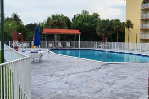 Condo in Hialeah, Florida, 1 bedroom  № 1944365 - photo 5