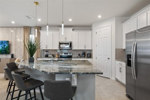 Casa en venta en Kissimmee, Florida, 7 dormitorios, 328.22 m2 № 2232200 - foto 6
