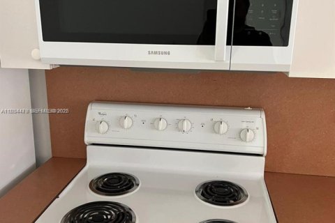 Снять в аренду кондоминиум в Хомстед, Флорида 2 спальни, 75.72м2, № 1992576 - фото 3