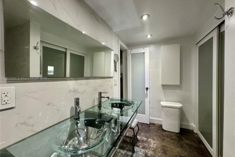 Condo in Miami Beach, Florida № 1758538 - photo 17