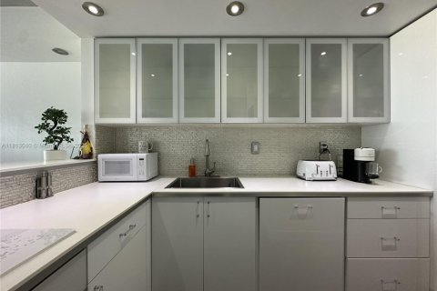 Condo in Miami Beach, Florida № 1758538 - photo 5