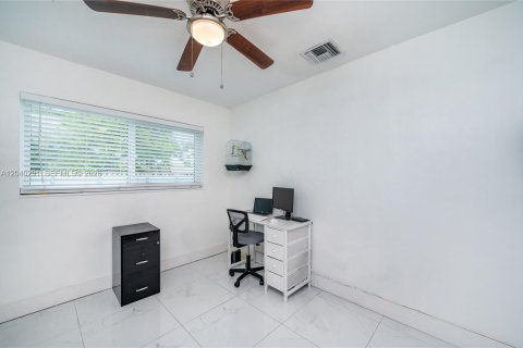 House in Miami Gardens, Florida 3 bedrooms, 100.33 sq.m. № 2086424 - photo 17