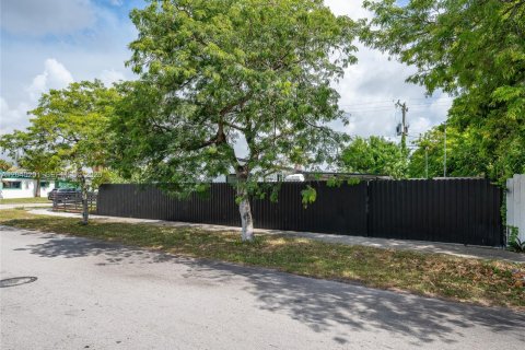 House in Miami Gardens, Florida 3 bedrooms, 100.33 sq.m. № 2086424 - photo 7