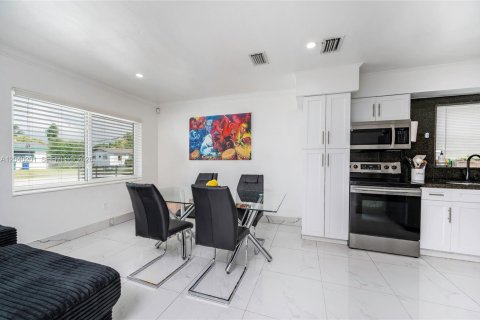 House in Miami Gardens, Florida 3 bedrooms, 100.33 sq.m. № 2086424 - photo 24